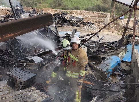 Alevlere teslim olan konteyner kül oldu