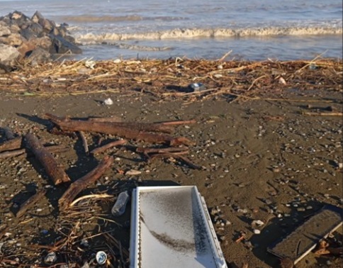 Arsuz Karaağaç Sahilini Yağış Sonrası atık vurdu!