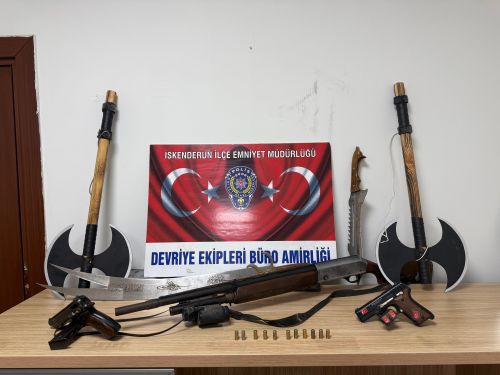 Balkonda Silah ve Kesici Alet Sergileyen Şahıs Gözaltına Alındı