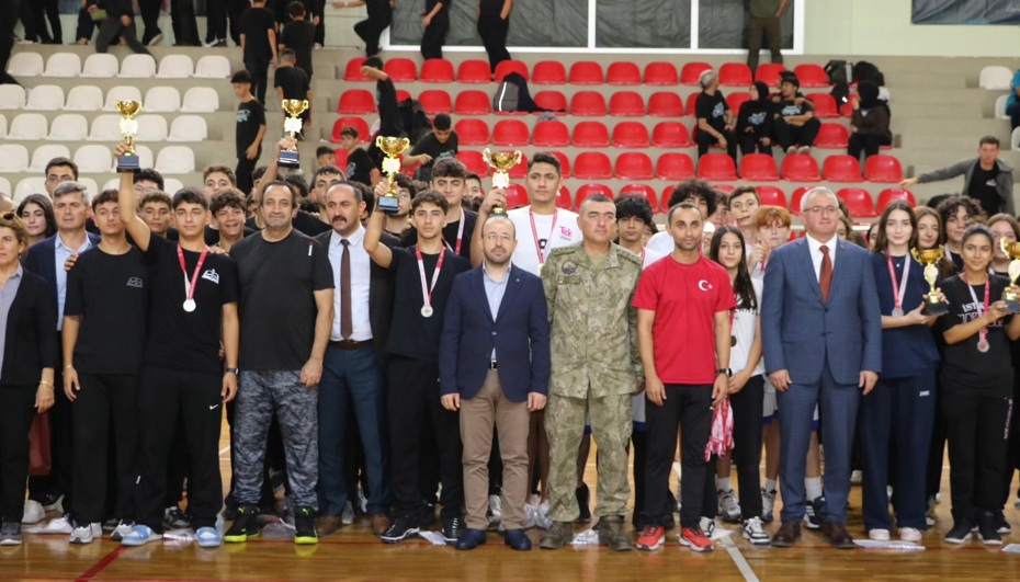 Başarılı Öğrencilere Kupa Ve Madalyaları Verildi