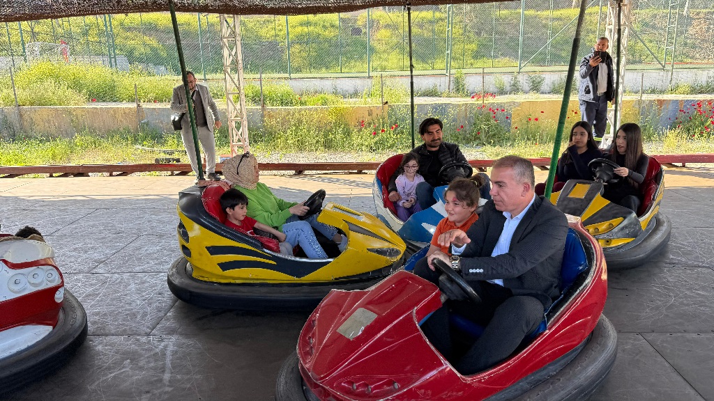 Başkan Çelik Çocuklarla Çarpışan Arabaya Bindi