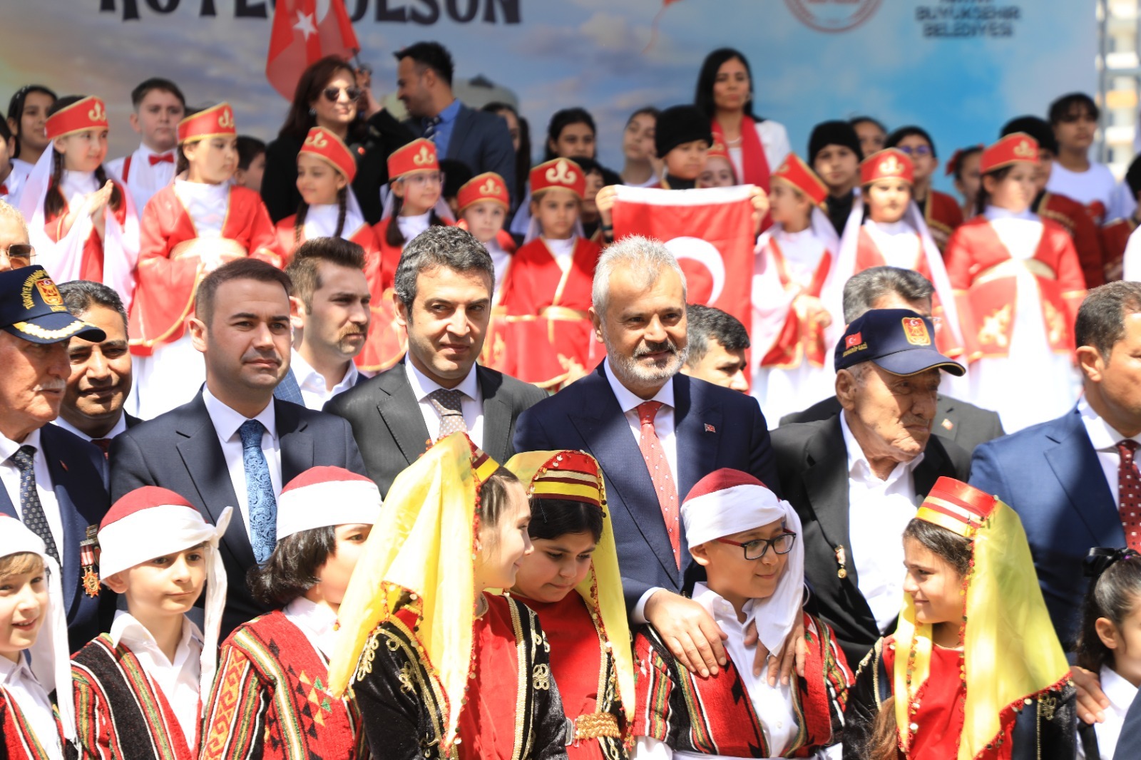 Başkan Öntürk 23 Nisan’ı Arsuz’da Çocuklarla Kutladı