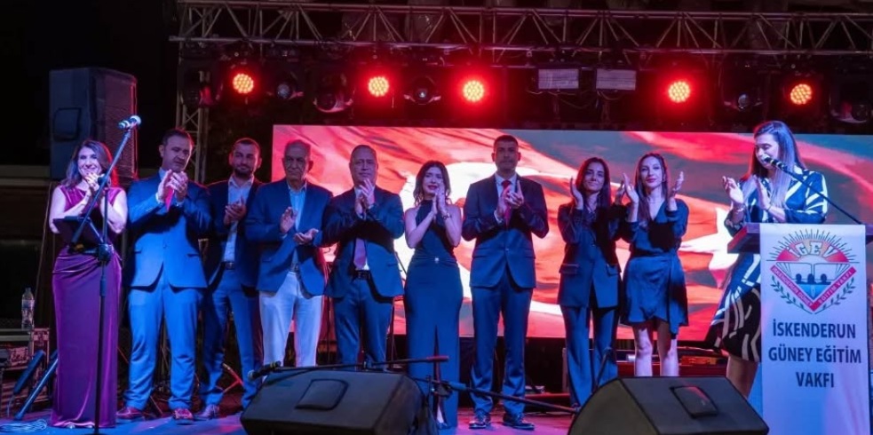 Cumhuriyet Balosu renkli geçti