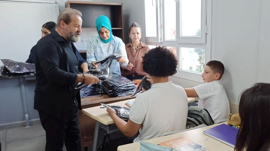 Dr. Şahutoğlu’ndan Okul Forması Hediyesi