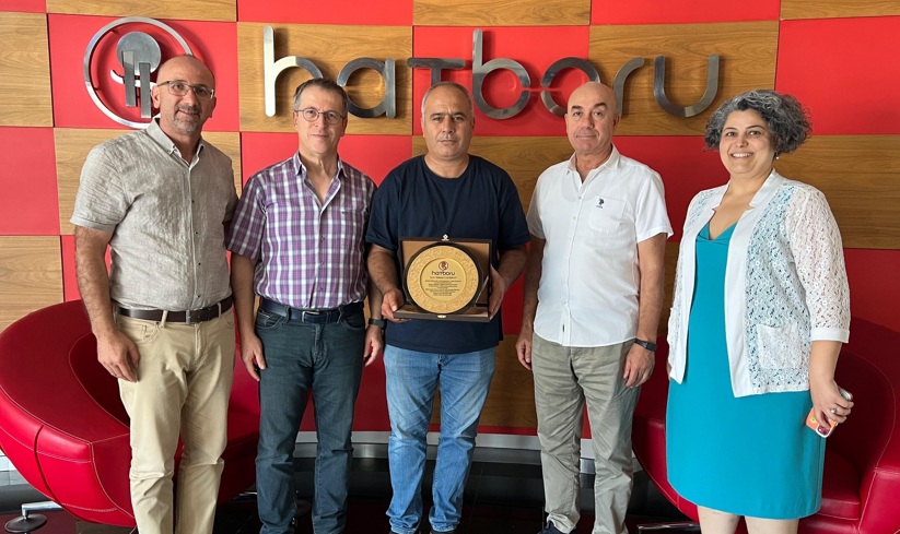 Emekli olan ustasını plaketle uğurladı