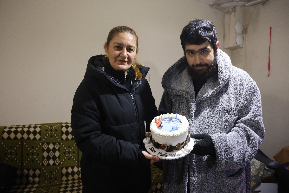 Evden Çıkmayan Barış 25. Yaşını Sürprizle Kutladı