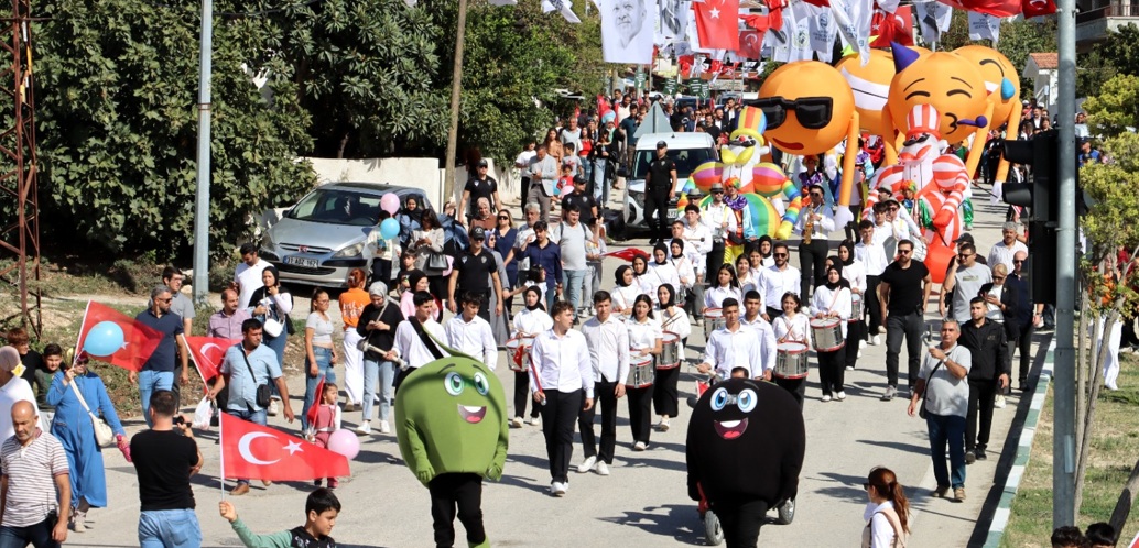 Festival Korteji Görsel Şölene Dönüştü