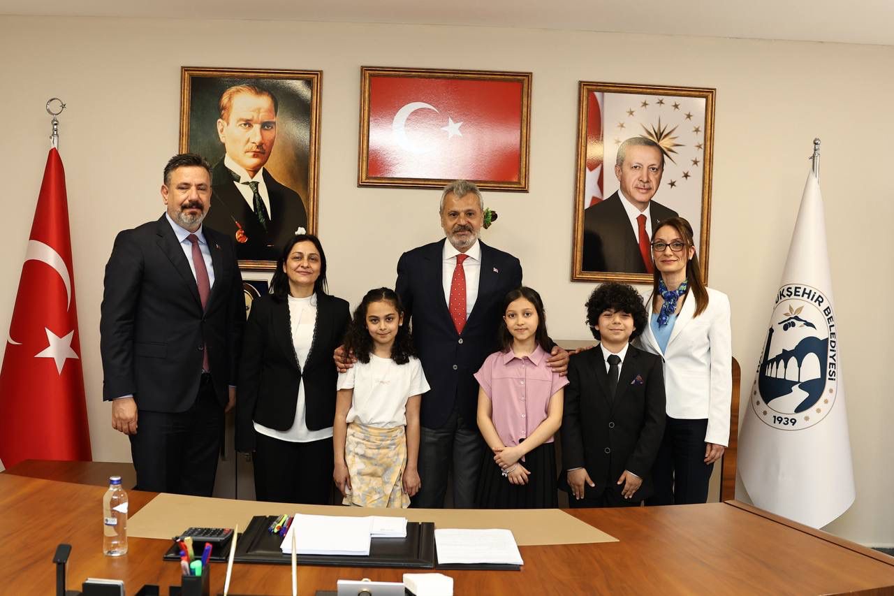 Hatay’da 23 Nisan’da Minik Başkanlar HBB Koltuğuna Oturdu haber fotoğrafı