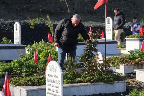 Hatay’da Deprem Şehitliğinde Hüzünlü Bayram
