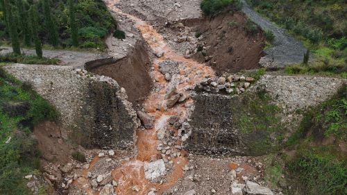 Hatay’da Sel Felaketi: Köprü Yıkıldı, Yol Çöktü