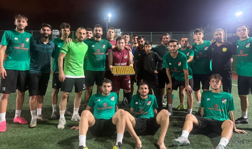 İş Adamı Murat Beyazçiçek'ten Meydan Sporlulara Baklava İkramı