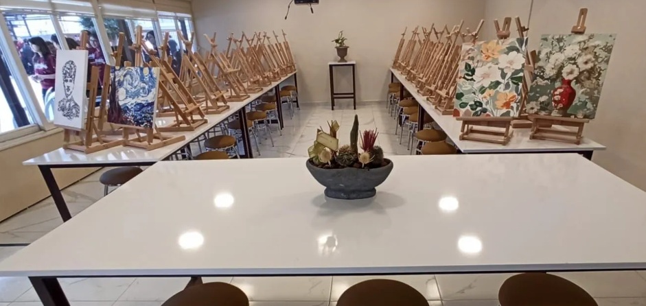 İzmirli Depremzede İskenderun’da Resim Atölyesi Açtı