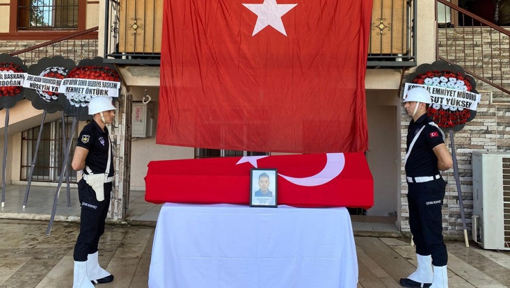 Kahraman Cenazeye katıldı