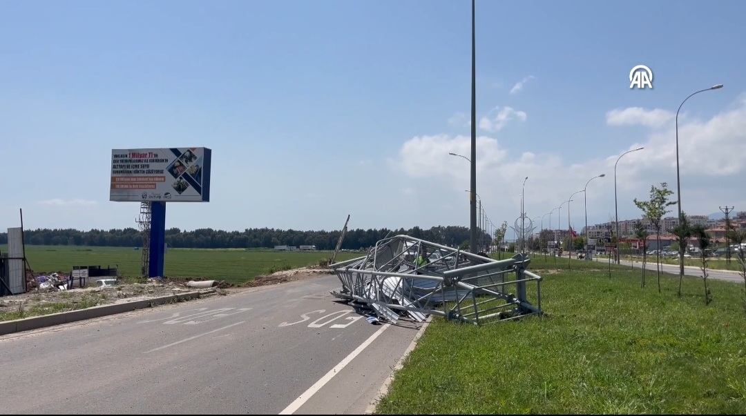 Kırıkhan’da Damperi Açık Kamyon EDS Direğine Çarptı