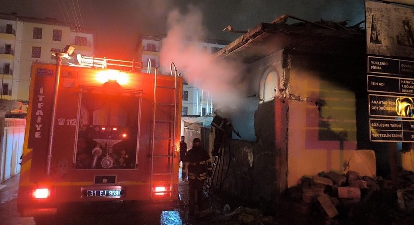 Kırıkhan’da metruk ev yandı