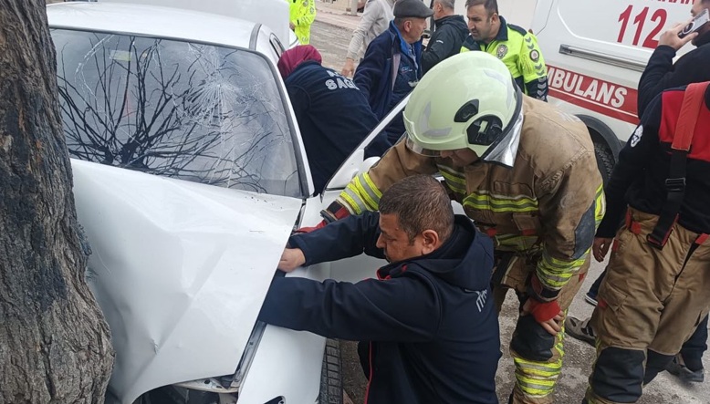 Kontrolden çıkan araç ağaca çarptı