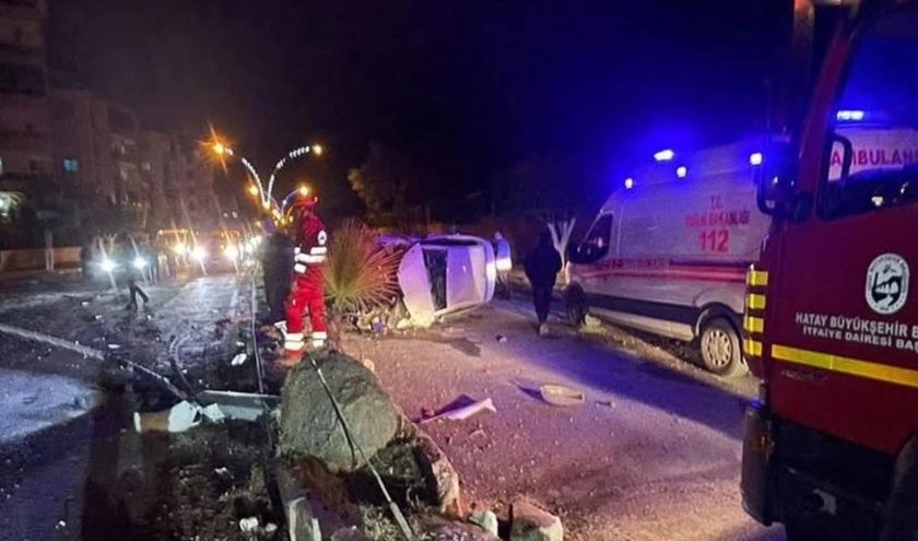 Kontrolden çıkan araç refüje çarpıp yan yattı