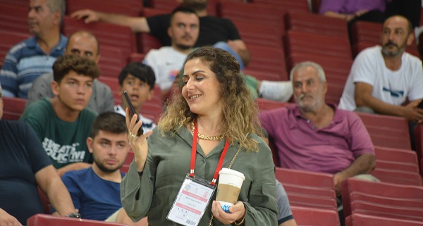 Melike Özdemir Bolat, bir an olsun taraftarların yanından ayrılmıyor