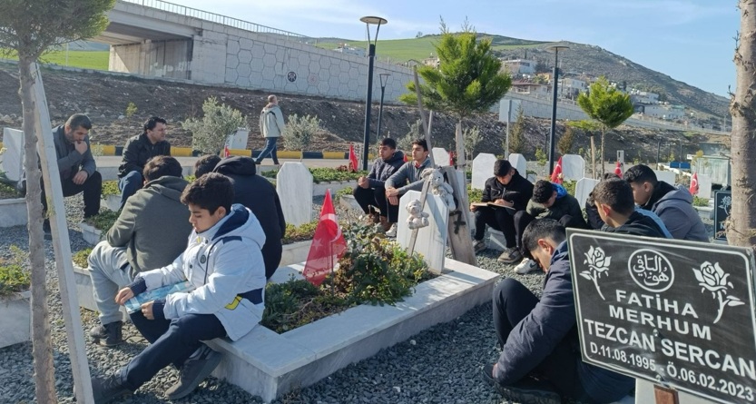 Öğrenciler deprem şehitliğini ziyaret etti