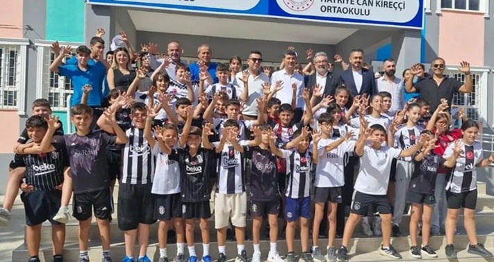 Okul Tadilatına Destek Veren Kara Kartallara Plaket