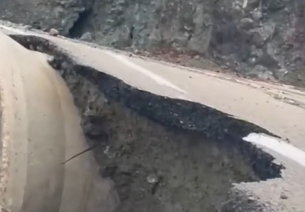 Payas’ta yol çöktü, heyelan oldu