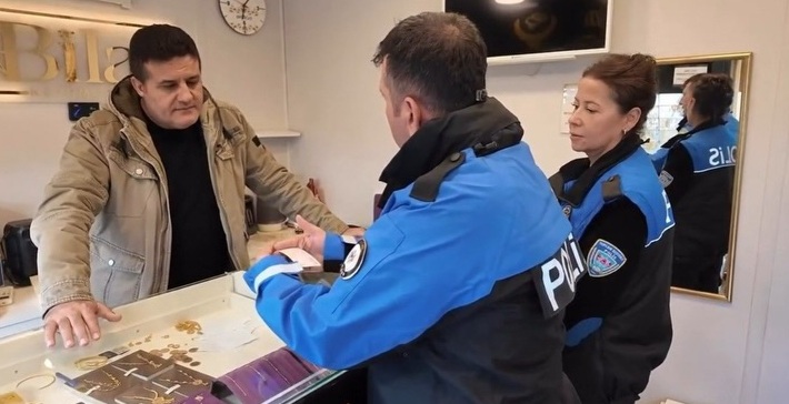 Polis Çarşı Esnafını Bilgilendirdi   