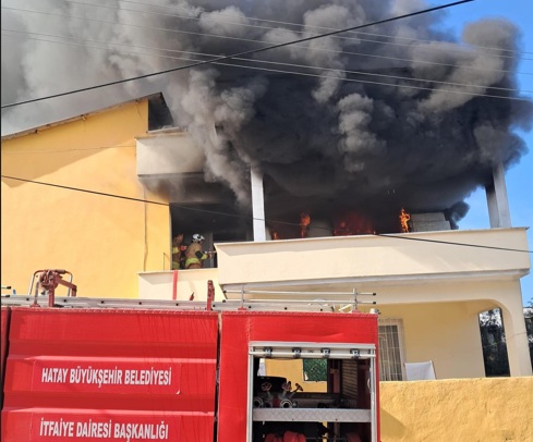 Reyhanlı’da apartman dairesi yandı