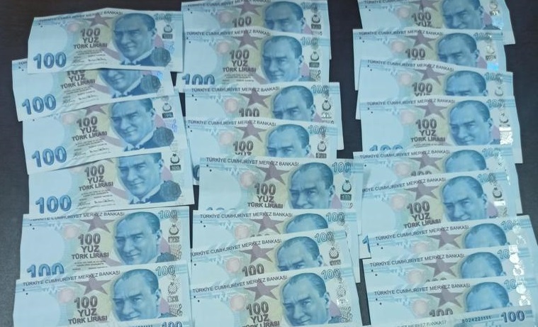 Sahte yüzlük banknotlarla yakalandı
