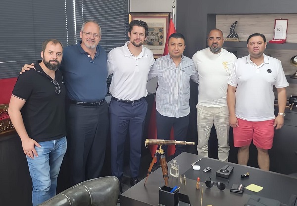 Silah Fabrikasını ABD’li ziyaretçilerine gezdirdi
