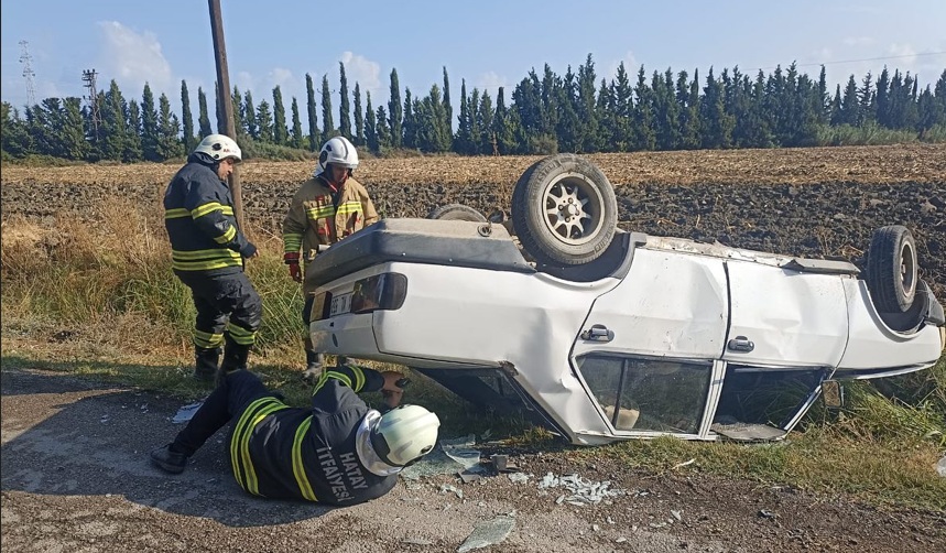 Tarlaya uçan otomobil ters durdu