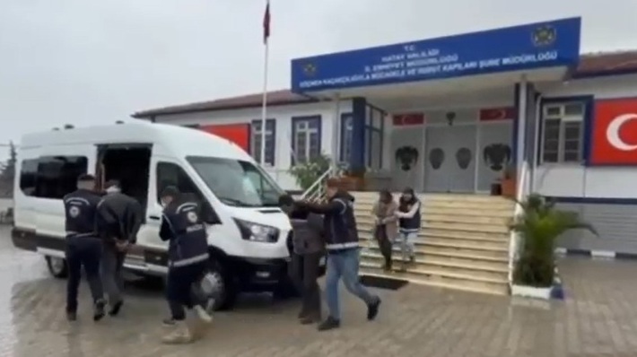 TIR dorsesinde 12 düzensiz göçmen yakalandı