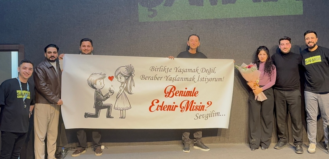 Tiyatro Şamata’da Sürpriz Evlilik Teklifi haber fotoğrafı