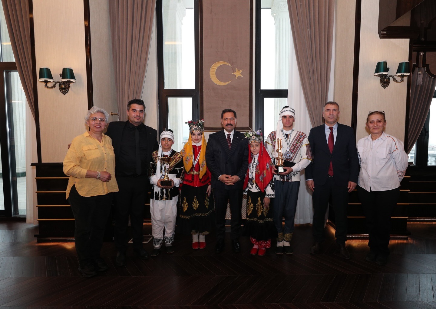 Vali Masatlı’dan Depki Halk Oyunları Ekibine Tebrik