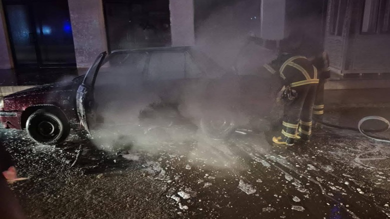 Yanan otomobil kullanılamaz hale geldi