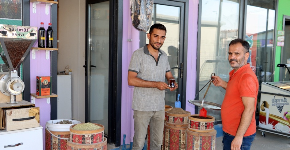Yeni Uzun Çarşı’da Bi Mola: Tavşan Kanı Çayın Adresi