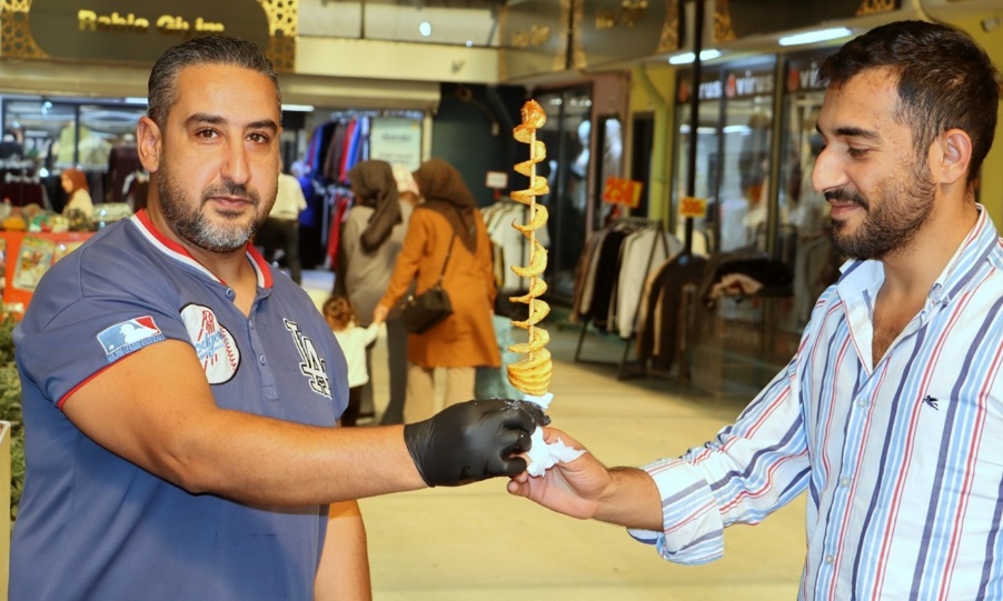 Yeni Uzun Çarşı’da Lezzetin Yeni Durağı: Adnan Usta’nın Çubukta Patatesi