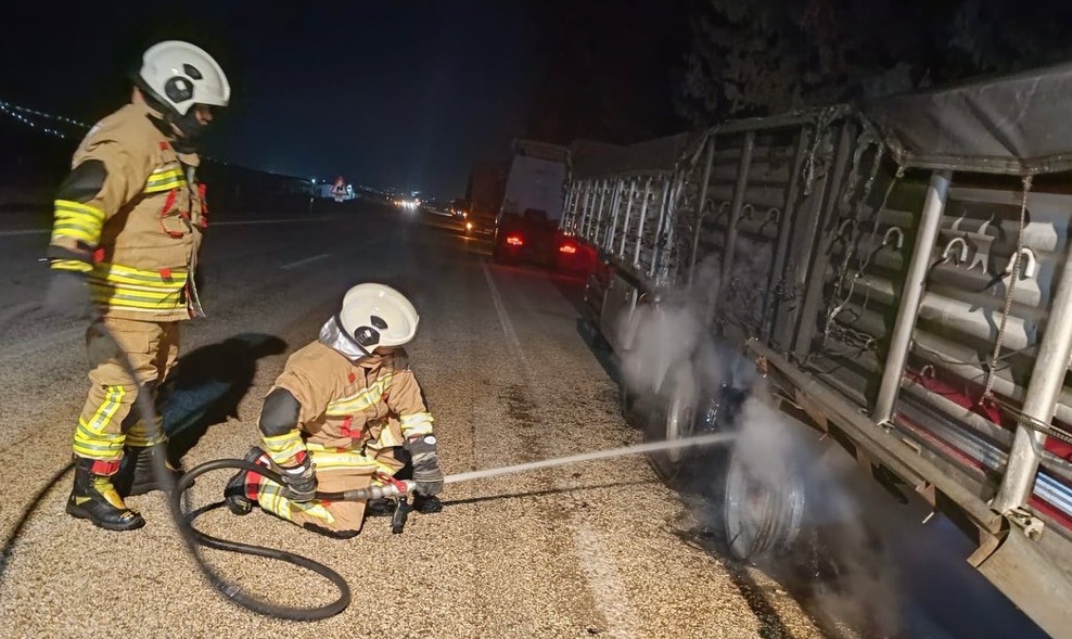 Yüklü TIR’ın lastikleri yandı